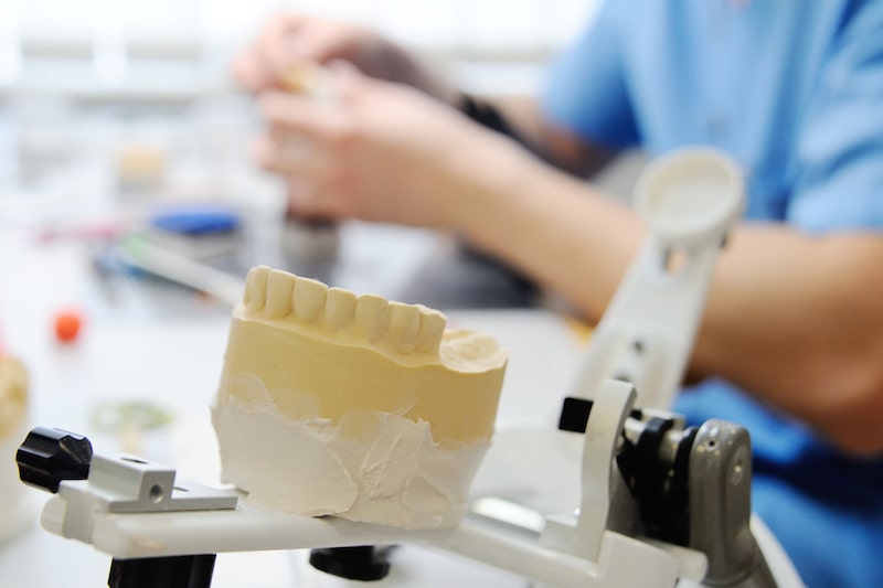 腕利きの歯科技工士が在籍する歯科技工所と提携